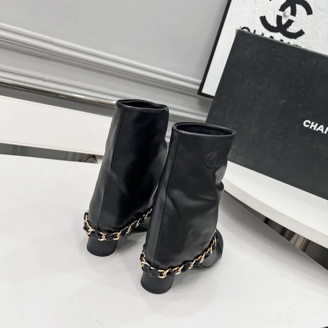 👟👟Ex-factory price 980👟👟 High version of Chanel CHANEL, 🌞🌞🌞Xiaoxiang’s latest boots for autumn and winter 2025, a must-have item for this autumn and winter! ! Ms. Chanel loves simple yet irresistible combinations to show her unique style. Mix and match freely to shine⚡Follow Grandma’s fashion steps! ! ! The top-notch craftsmanship and texture are perfectly presented. No matter any details, you can compare them with the counters. The best quality products can be entered and exited from the counters at will! ! ❶Material: imported cowhide ❷Inner lining: cowhide lining ❸Feet: cowhide lining ❹Outsole: original Italian leather outsole ❺Heel height: 5.5cm ❻Boot shaft height: 8 inches ❼Number: 35-40 (40 and 41 are customized and cannot be returned)